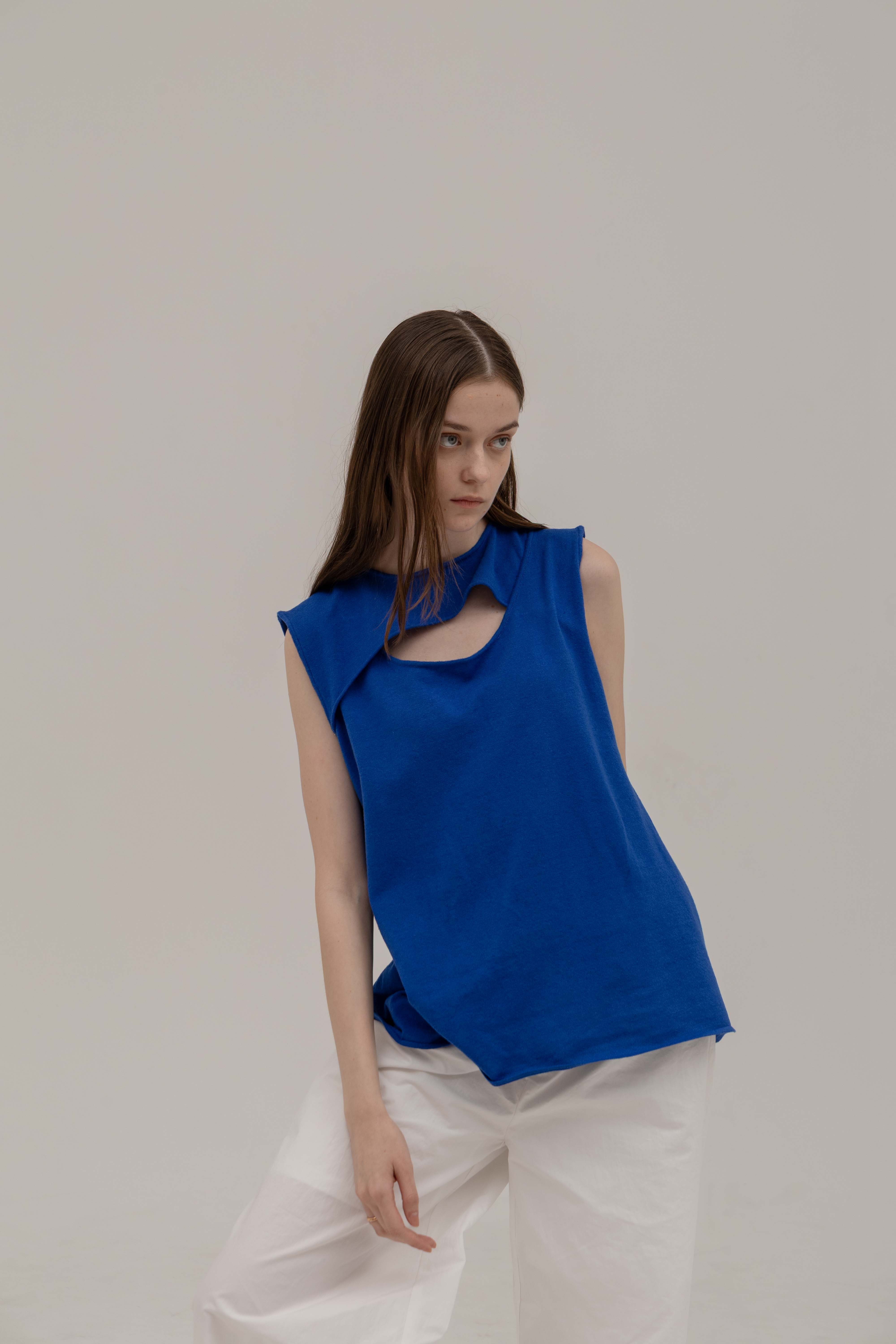 【UNOF】FRONT CUT TANK TOP FRONT CUT TANK TOP – UNOF