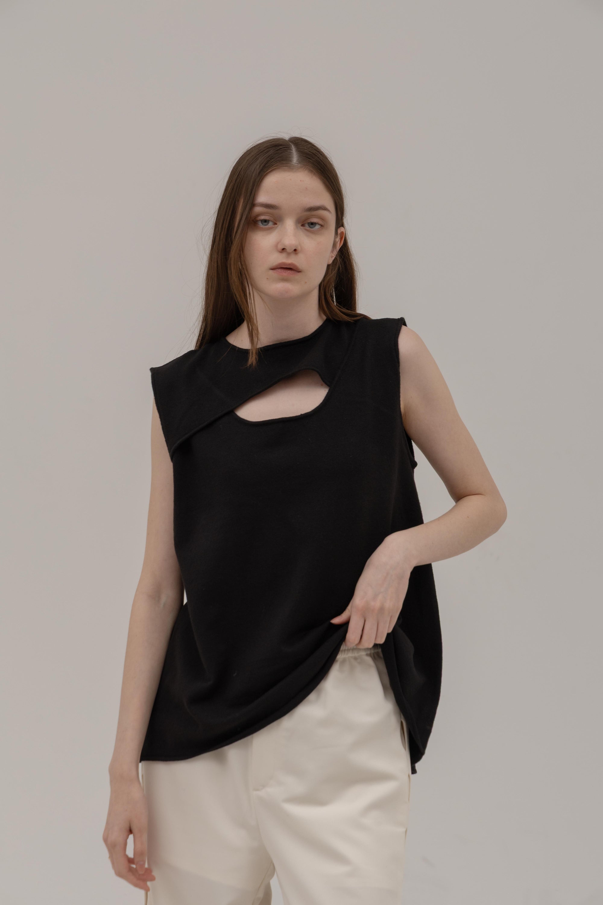 FRONT CUT TANK TOP【6月13日20:00-発売】