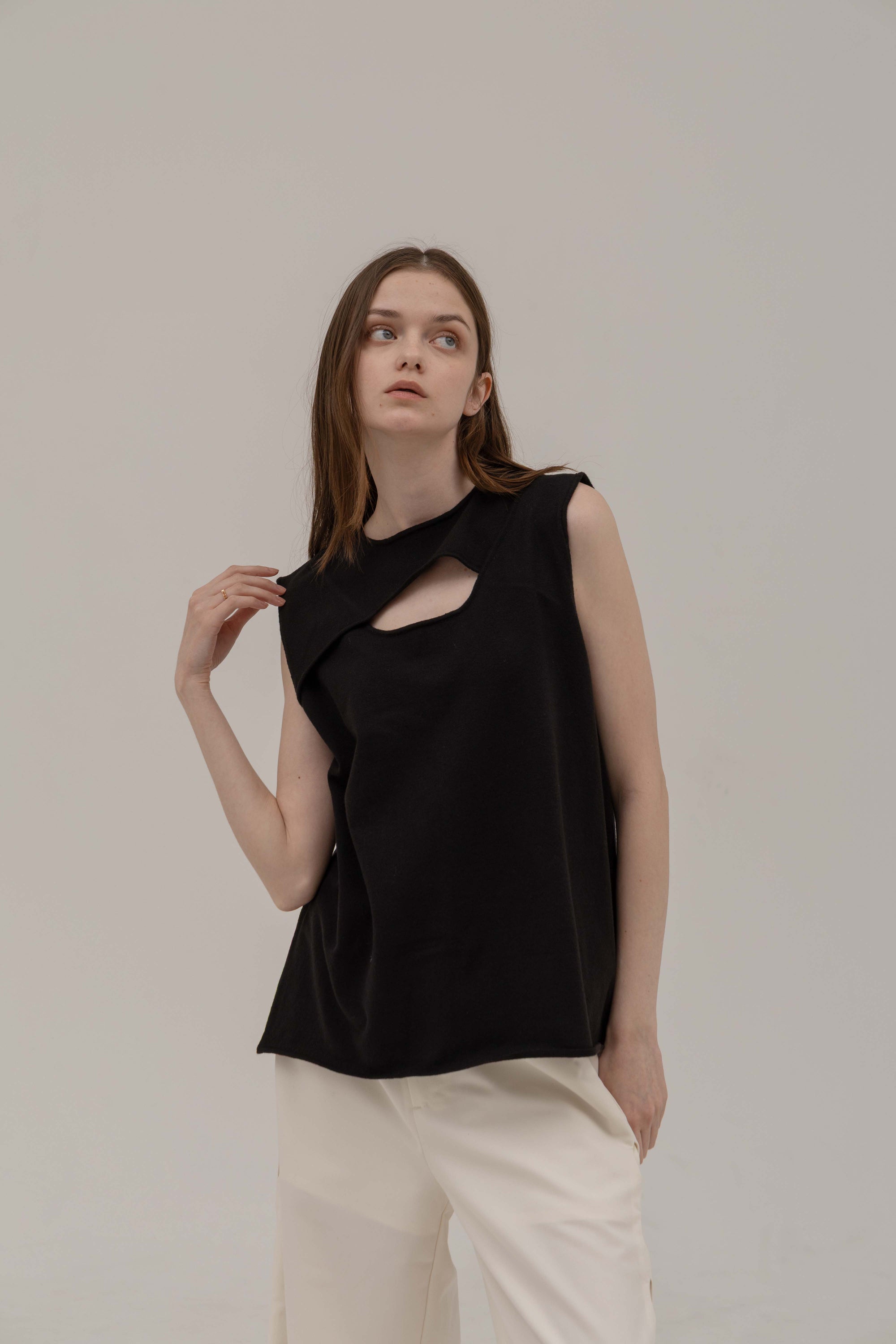 FRONT CUT TANK TOP【6月13日20:00-発売】