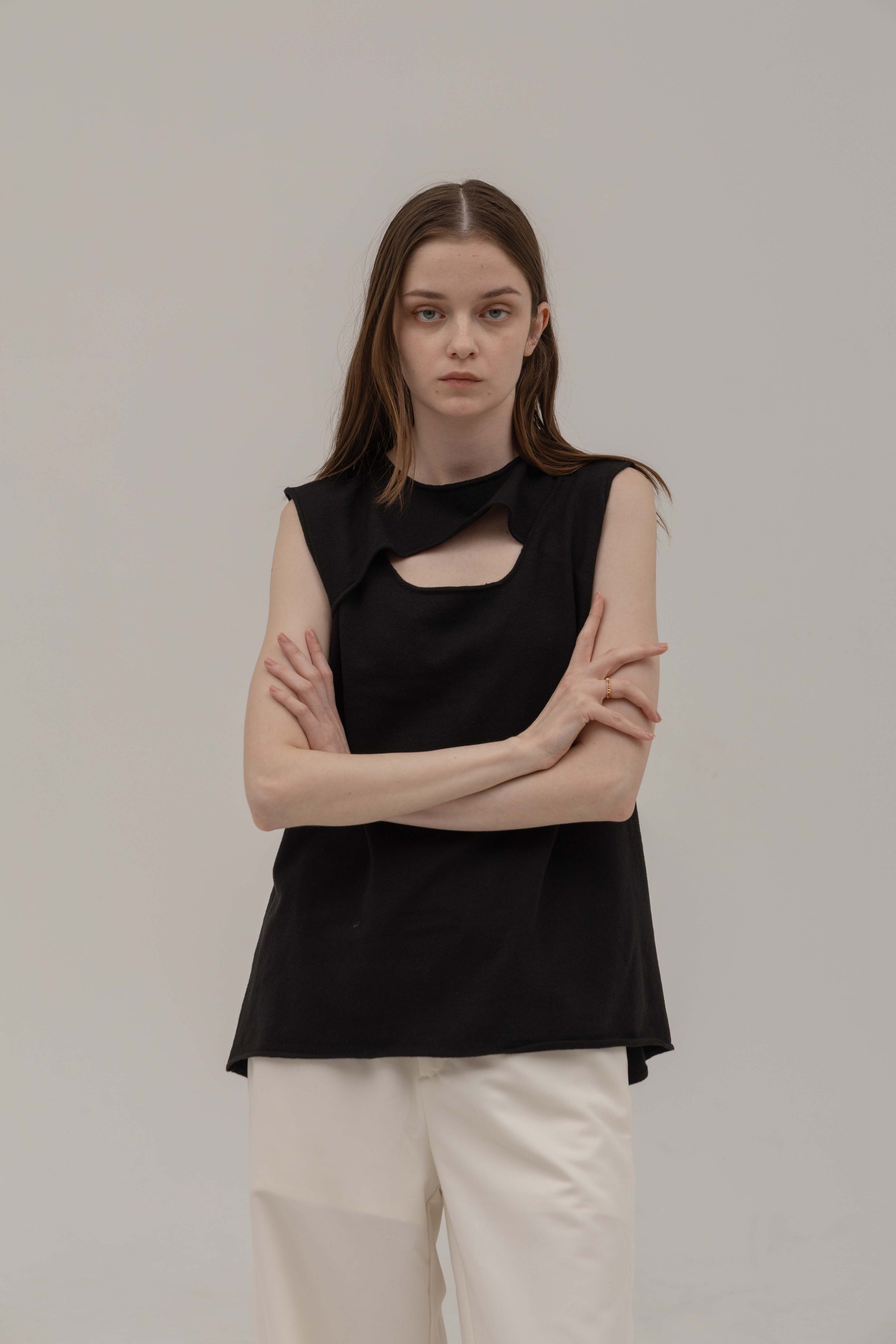 FRONT CUT TANK TOP【6月13日20:00-発売】