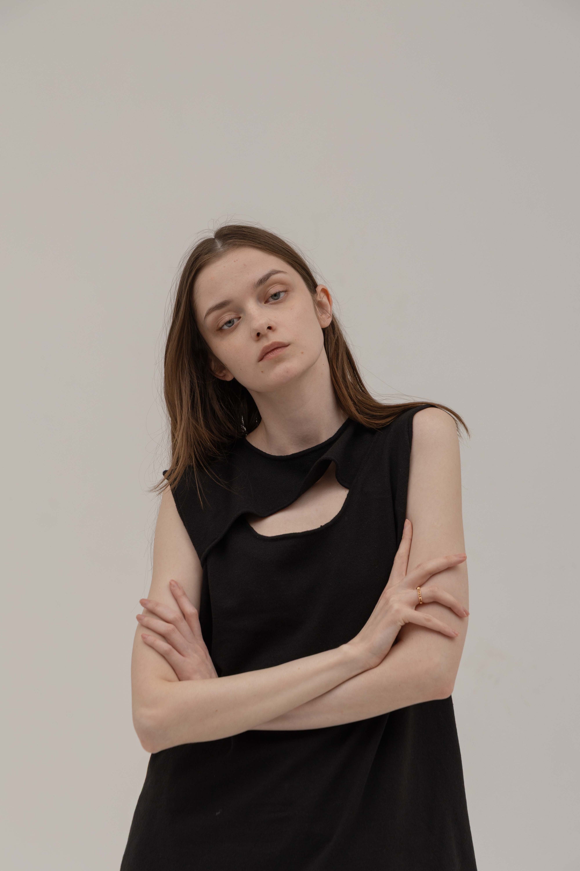 FRONT CUT TANK TOP【6月13日20:00-発売】